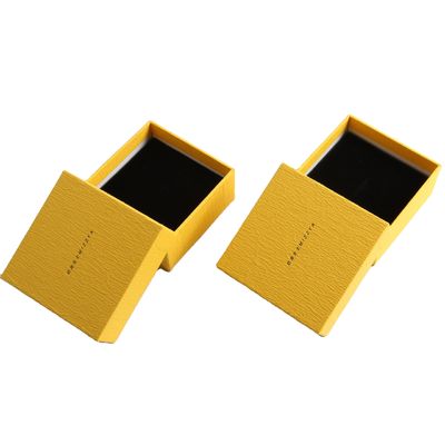 Entfernbares Samtfach Einfügen Holzschmuckkasten für Ringe Armbänder und Uhren beschichtet Papier Custom Logo